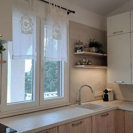 Apartment Stipe 2