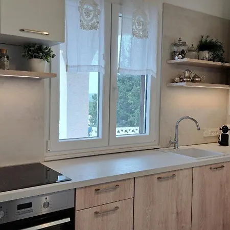 Apartment Stipe 2